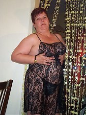Chunky mature slut showing her stuff
