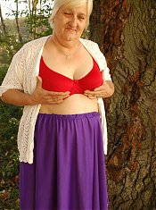 Explicit live show with a fat grandma spreading her thick thighs outdoors for sex